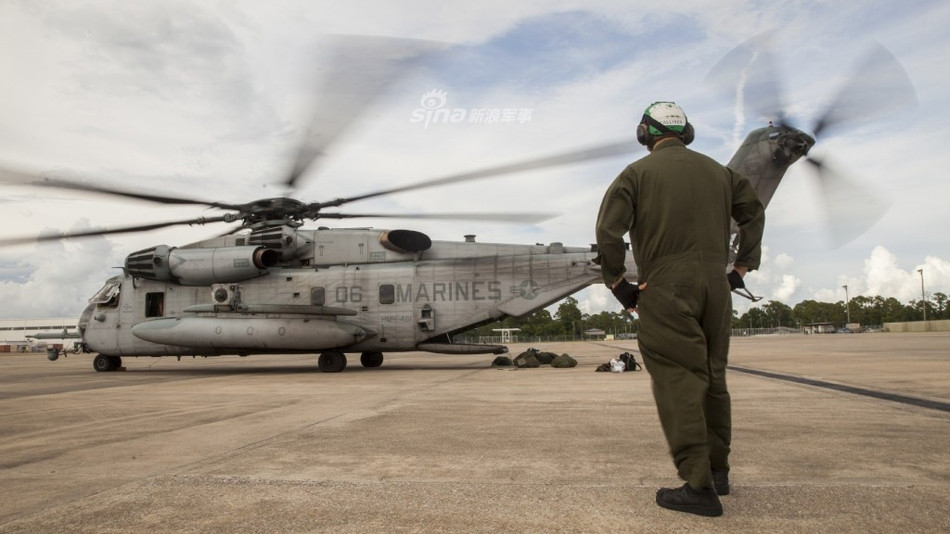 Hệ thống cánh quạt của CH-53E bao gồm 7 lá cánh quạt nâng ở trục chính và 4 lá cánh quạt đuôi để giữ thăng bằng. Trọng lượng rỗng của máy bay là 15 tấn, tải trọng tối đa 13,6 tấn và có trọng lượng cất cánh tối đa có thể lên tới 33 tấn. Nguồn ảnh: Sina.