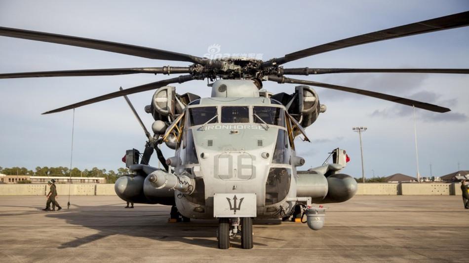 Trực thăng vận tải CH-53E có chiều dài 30,2 mét, chiều cao 8,46 mét và đường kính cánh quạt tổng cộng 24 mét. Máy bay được trang bị tổng cộng 3 động cơ tua-bin loại GE T64-GE-416, mỗi động cơ có công suất lên tới 4.380 mã lực. Nguồn ảnh: Sina.