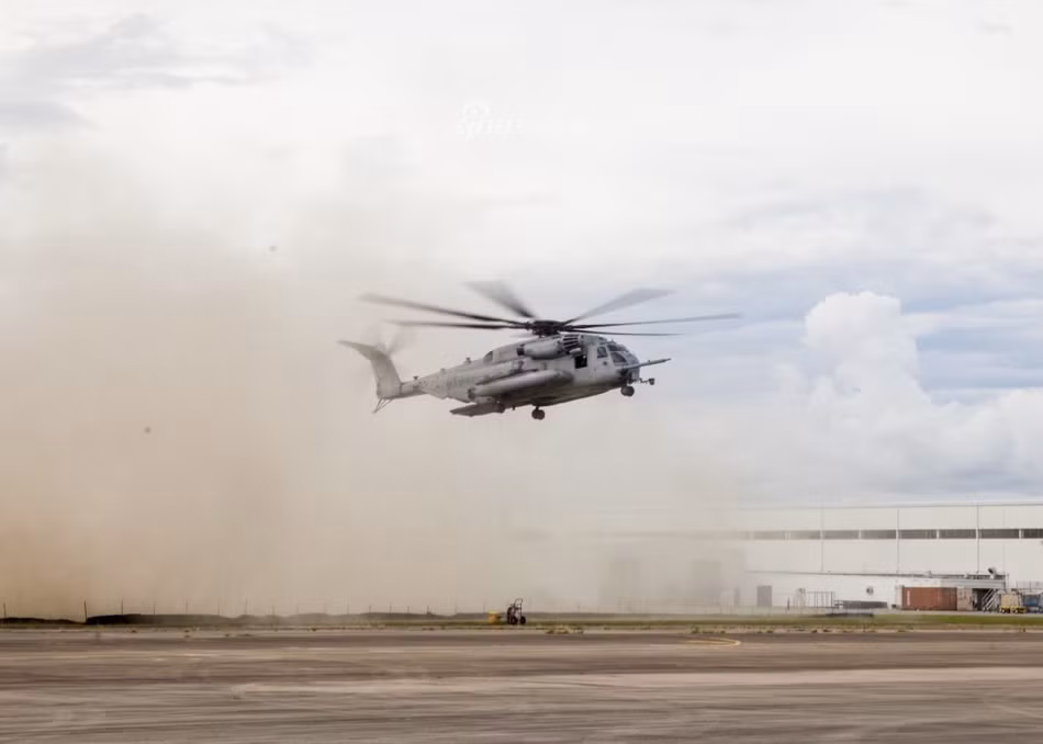 Hoả lực của CH-53E được trang bị bao gồm 2 khẩu súng máy cỡ nòng 12,7x99mm gắn ở hai cửa sổ và một súng máy cỡ nòng tương đương gắn ở phía cửa sau của máy bay. Các vị trí xạ thủ này cũng kiêm luôn nhiệm vụ ra hiệu cho phi công khi cất - hạ cánh ở khu vực hẹp vì trực thăng CH-53E quá lớn, phi công không thể bao quát hết được toàn bộ. Nguồn ảnh: Sina.