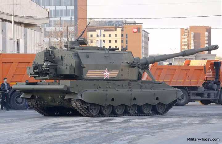 Lựu pháo tự hành 2S35 Koalitsiya-SV dùng để tiêu diệt vũ khí hạt nhân cấp chiến thuật, các trận địa pháo, súng cối của địch cũng như xe tăng, xe chiến đấu bộ binh và phương tiện bọc thép khác. Ảnh: Military-Today.