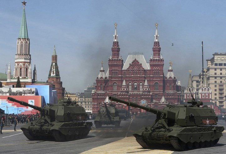 Mức độ tự động hóa cao cho phép pháo Koalitsiya-SV chỉ cần hai đến ba người để vận hành, trong khi kíp pháo M109 Paladin cần đến 6 người. Ảnh: Military-Today.