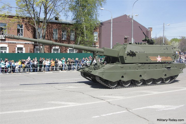 Pháo tự hành 2S35 Koalitsiya-SV có thể bắn được nhiều loại đạn khác nhau gồm: đạn phá mảnh, đạn phản lực tăng tầm, đạn chiếu sáng, đạn khói, đạn cháy và đạn có điều khiển. Ảnh: Military-Today.