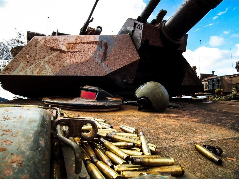 Theo đó trong biên chế lực lượng tăng thiết giáp xứ sở Kangaroo (Australia) có tổng cộng 59 xe tăng chủ lực loại M1 Abrams do Mỹ sản xuất. Những xe tăng này được Australia mua từ Mỹ để thay thế cho dàn xe tăng loại Leopard AS1 vốn đã lỗi thời của nước này trước đây. Nguồn ảnh: Sina.