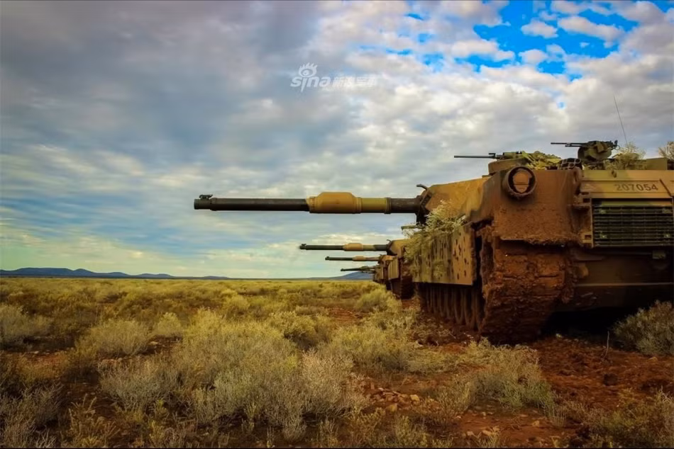 Toàn bộ những xe tăng trong biên chế của Lục quân Australia đều là xe tăng loại M1A1. Chiếc xe tăng chủ lực M1A1 đầu tiên được Mỹ chuyển giao cho Lục quân Australia vào năm 2007. Nguồn ảnh: Sina.