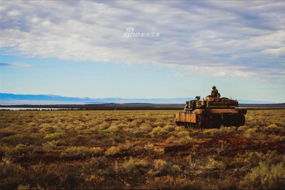 Quân đội Mỹ hiện tại đang sử dụng tổng cộng khoảng hơn 8000 xe tăng Abrams bao gồm các phiên bản M1, M1A1 và M1A2. Trong đó Lục quân Mỹ hiện đang sở hữu tới gần 5000 chiếc M1A1, hơn 1500 chiếc M1A2 và M1A2 SEP (bản nâng cấp). Trong khi đó, Thuỷ quân Lục chiến Mỹ có 403 chiếc M1A1. Nguồn ảnh: Sina.