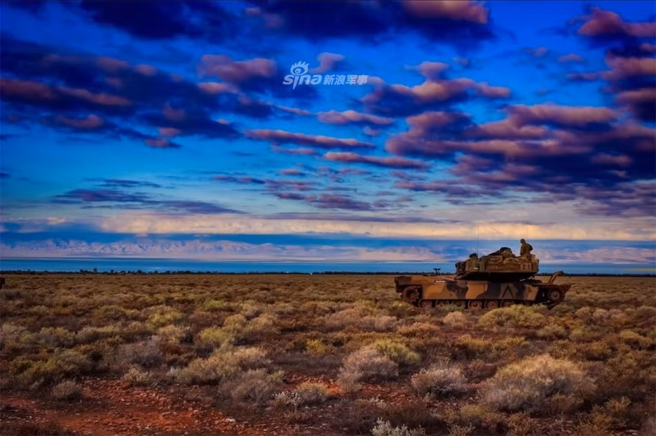 Theo dự kiến, tới năm 2025, toàn bộ số lượng xe tăng M1 Abrams này của Australia sẽ được Mỹ nâng cấp lên phiên bản LAND 907 pha 2 - phiên bản nâng cấp hiện đại bậc nhất của dòng xe tăng M1 Abrams hiện nay. Nguồn ảnh: Sina.