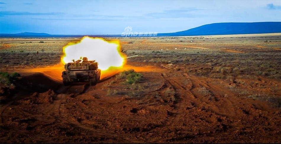 Về cơ bản, xe vẫn có kích thước tương tự như các dòng khác của Abrams, tuy nhiên nặng tới 61,3 tấn. So với phiên bản M1 trước đó, M1A1 có cải tiến lớn hơn rất nhiều về mặt hoả lực khi nó được trang bị một khẩu pháo nòng trơn cỡ 120 mm thay cho khẩu pháo rãnh xoắn cỡ 105mm như ở phiên bản trước. Nguồn ảnh: Sina.