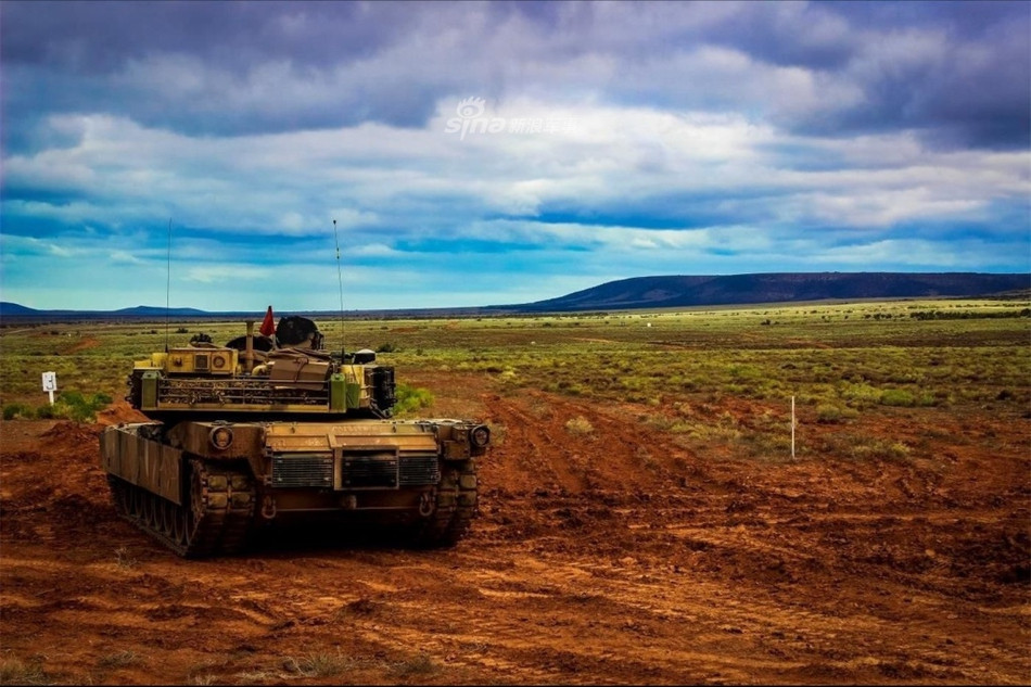 Tuy nhiên chiếc xe tăng này vẫn không có hệ thống nạp đạn tự động và vẫn cần tới 4 người để điều khiển trong đó có một trưởng xa, một pháo thủ, một lái xe và một nạp đạn viên. Nguồn ảnh: Sina.