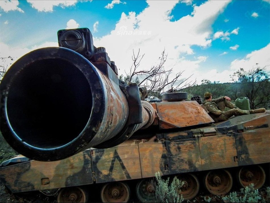 Dòng M1A1 đã được quân đội Mỹ sử dụng từ năm 1985, đây là phiên bản nâng cấp đáng giá nhất của M1 Abrams kể từ khi nó ra đời. Tuy nhiên các xe tăng M1A1 chỉ được Mỹ sản xuất trong khoảng thời gian từ năm 1986 tới năm 1992. Nguồn ảnh: Sina.