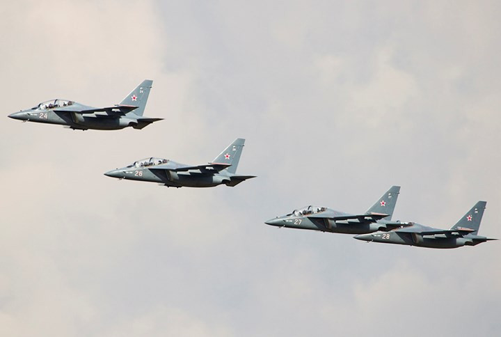 Hiện, máy bay Yak-130 do Nga chế tạo có giá khoảng 15 triệu USD. (Ảnh: Jetphotos)