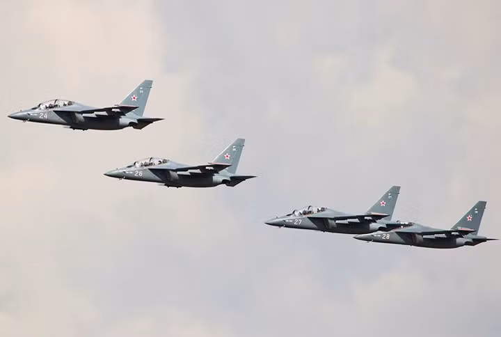 Hiện, máy bay Yak-130 do Nga chế tạo có giá khoảng 15 triệu USD. (Ảnh: Jetphotos)