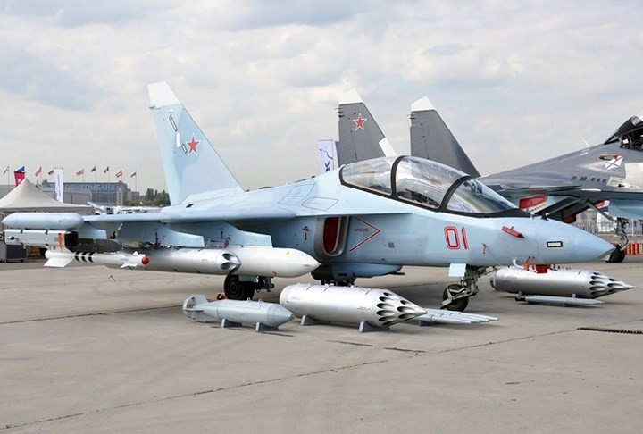 Phía dưới bụng, Yak-130 còn có thể gắn thêm khẩu pháo 23 ly có uy lực rất lớn trong cận chiến yểm trợ bộ binh. (Ảnh: Jetphotos)