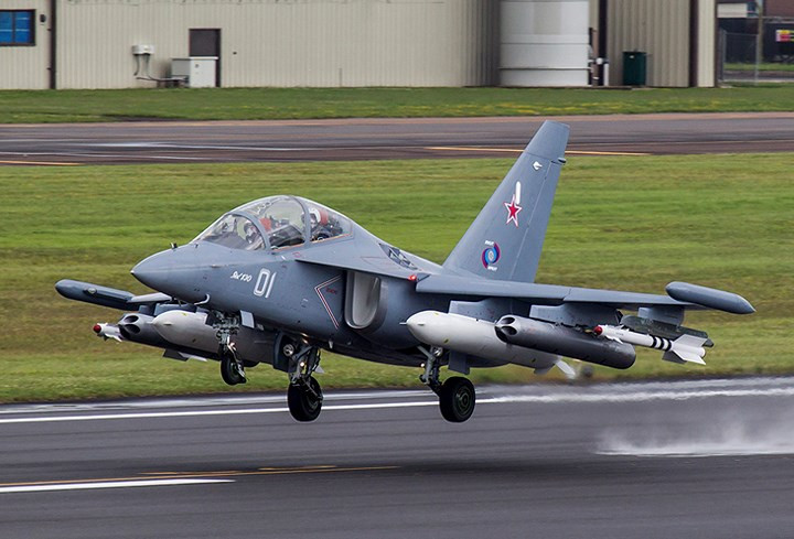 Ngoài ra, ở hai đầu cánh của Yak-130 cũng có thể gắn thêm tên lửa không đối không hoặc mồi pháo sáng để đánh lạc hướng tên lửa tầm nhiệt của đối phương. (Ảnh: Jetphotos)