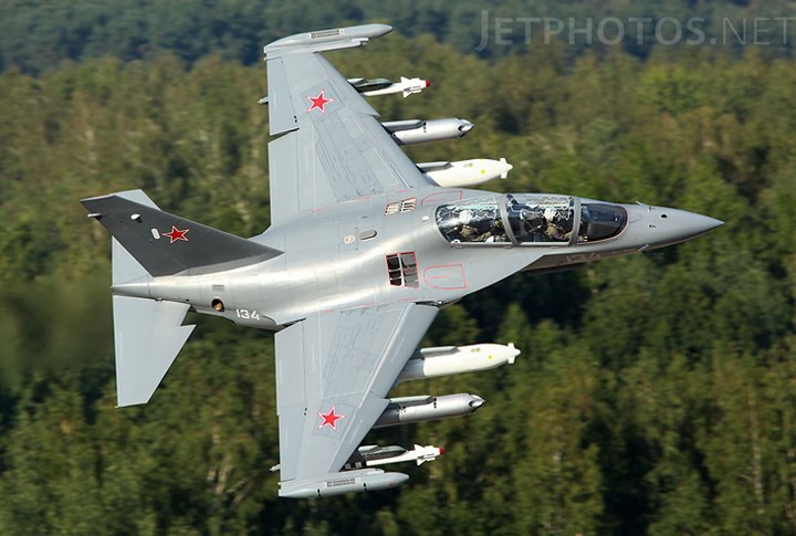 Dưới mỗi bên cánh của máy bay Yak-130 có ba mấu treo, giúp nó có thể mang theo ba tấn tên lửa không đối không, không đối đất, bom dẫn đường chính xác, bom rơi tự do, rocket, giá treo súng và thùng dầu phụ. (Ảnh: Jetphotos)