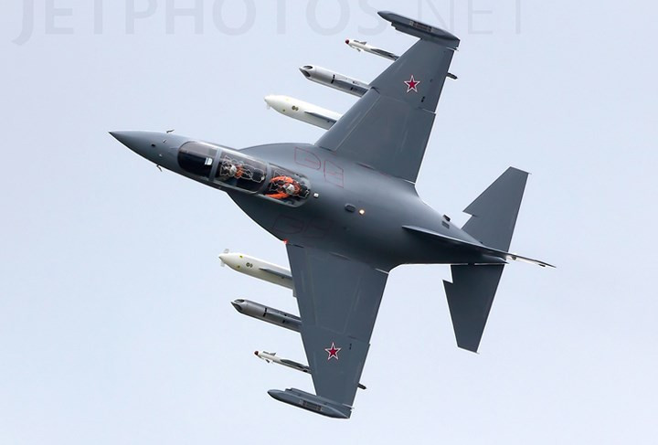 Máy bay huấn luyện Yak-130 có trọng lượng rỗng: 4.500 kg; trọng lượng cất cánh tối đa: 9.000 kg. (Ảnh: Jetphotos)