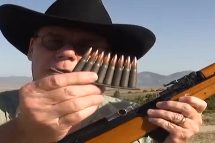 Người đàn ông này đang dùng cái kẹp đạn để nạp đạn nhanh cho súng trường bán tự động CKC.