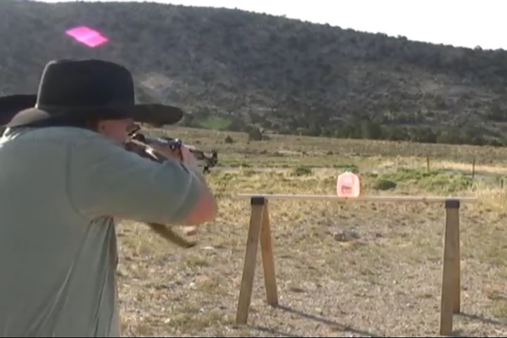 Ngắm bắn một can nước.