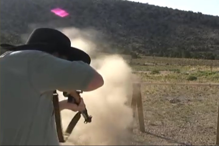 Đạn CKC tiếp tục cày xới mặt đất khi tay súng này bắn tiếp xuống bên dưới.