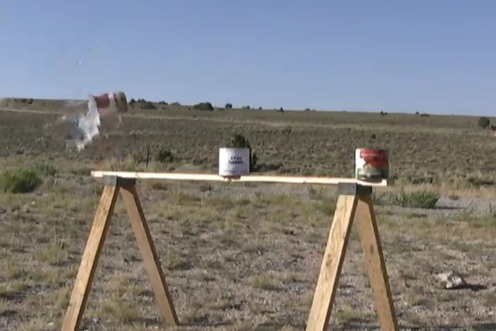 Cả xô nước tung lên.