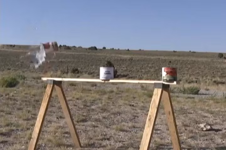 Cả xô nước tung lên.