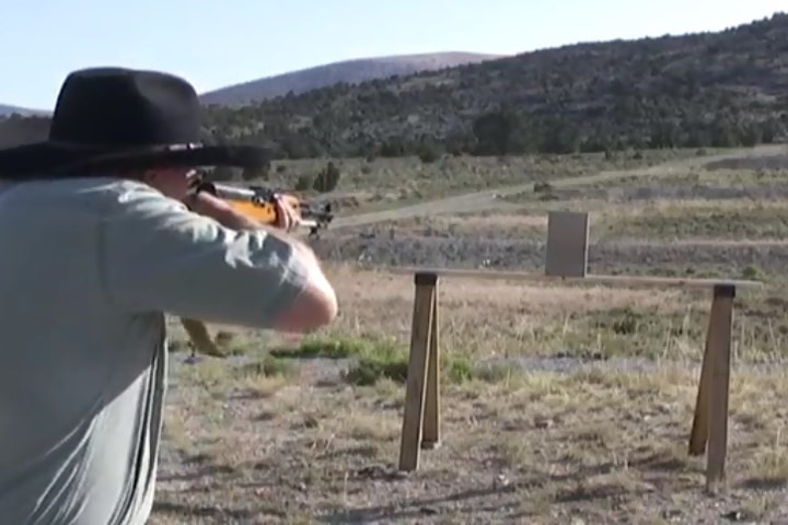 Ngắm bắn mục tiêu. Súng trường bán tự động CKC có nhiều ưu điểm khiến nhiều dân thường Mỹ ưa thích.