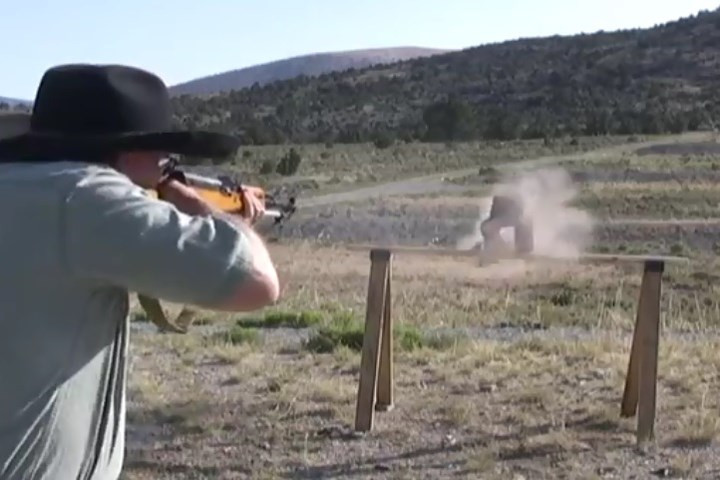 Giờ thì viên đạn CKC đã xuyên phá khối vật liệu cứng kia.