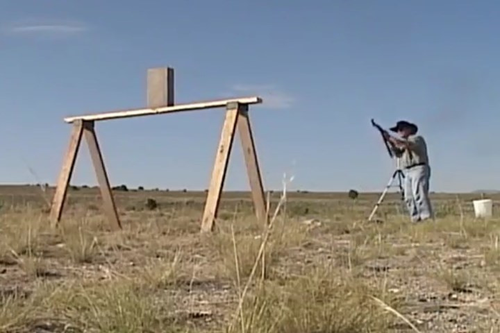 Một góc chụp khác về pha bắn vỡ viên gạch cứng này.