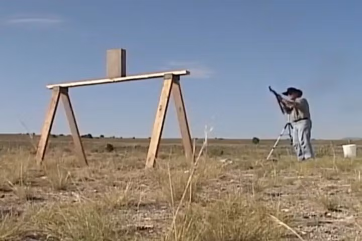 Một góc chụp khác về pha bắn vỡ viên gạch cứng này.