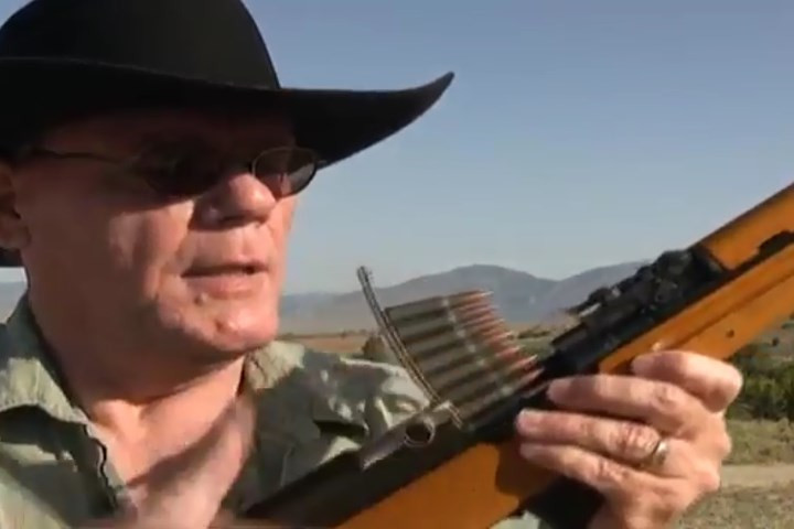 Kẹp đạn được nhồi vào súng. Khẩu CKC (tiếng Nga) viết theo tiếng Anh là SKS.