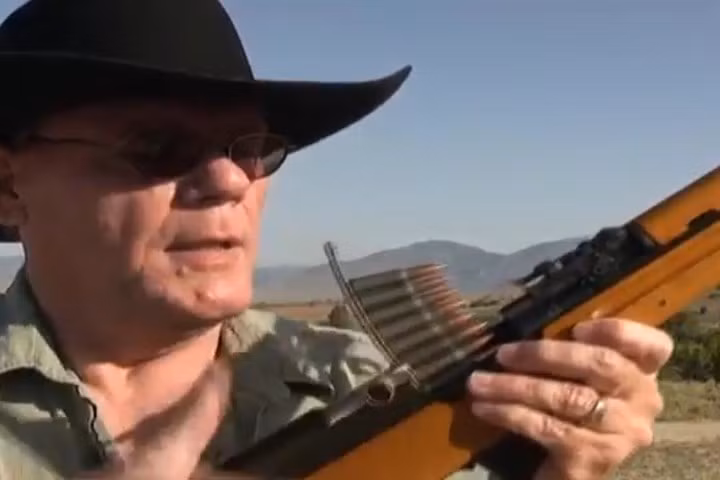 Kẹp đạn được nhồi vào súng. Khẩu CKC (tiếng Nga) viết theo tiếng Anh là SKS.