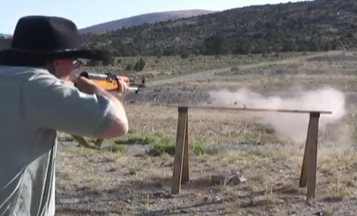 Thêm một phát đạn nữa khiến mẩu vật liệu trên giá vỡ vụn.