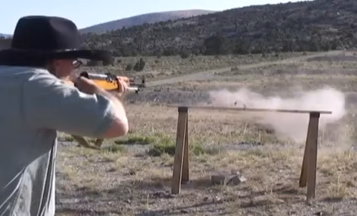 Thêm một phát đạn nữa khiến mẩu vật liệu trên giá vỡ vụn.