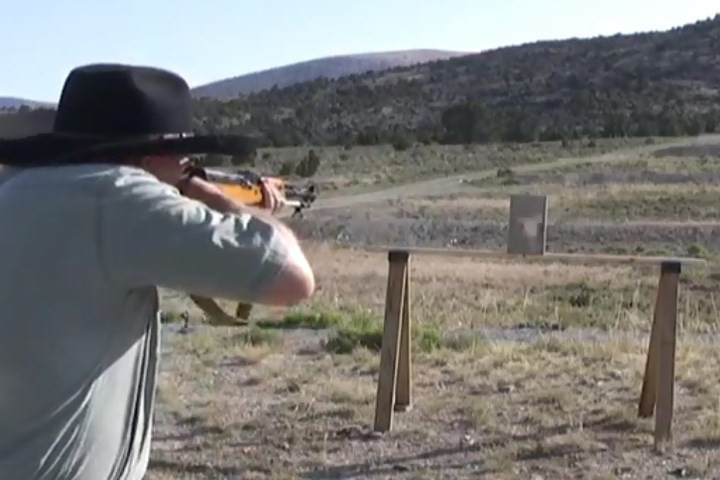 Khoảnh khắc viên đạn chạm mục tiêu.