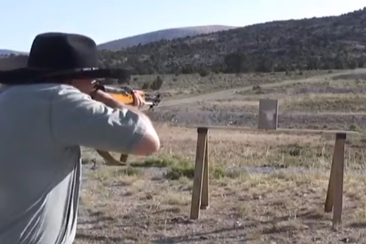 Khoảnh khắc viên đạn chạm mục tiêu.