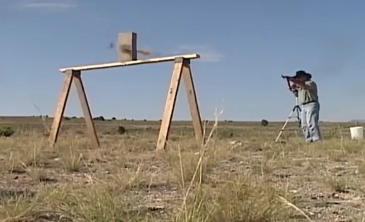 Khoảnh khắc viên đạn lao đi và khoan thủng khối vật liệu cứng.