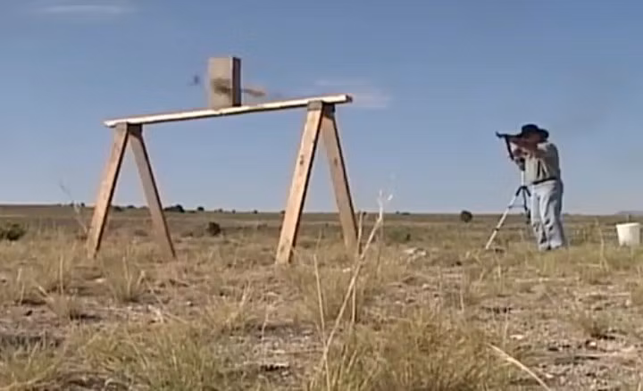 Khoảnh khắc viên đạn lao đi và khoan thủng khối vật liệu cứng.