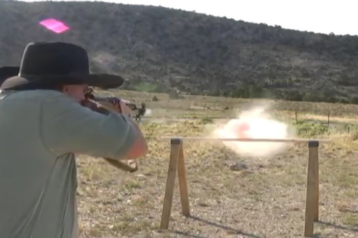 Viên đạn CKC xé nát can nước.