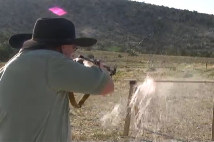 Nước văng ra từ can nước bị xé toạc bởi đạn CKC.