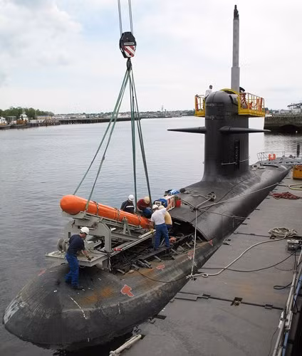 Tên lửa chống hạm Exocet có trọng lượng từ 670kg (tùy biến thể), dài 4,7m, lắp đầu nổ 165kg, sải cánh 1,1m, trang bị đầu tự dẫn radar chủ động pha cuối. Ảnh: Military-Today.