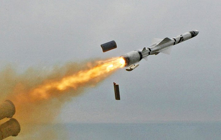 So với các biến thể Exocet thế hệ trước, phiên bản mới áp dụng một động cơ phản lực TR-40/263 cho độ cơ động tốt hơn. Sử dụng đầu đạn nổ phân mảnh nặng 160kg và một đầu dò radar chủ động băng J, máy tính xử lý và kiến trúc bus 1553 mới đã được bổ sung. Ảnh: mbda-systems.