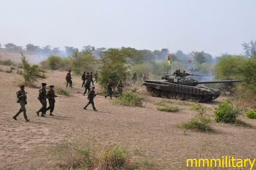 Thực tế, những xe tăng T-72S này của Myanmar được nước này mua từ Ukraine chứ không phải mua từ Liên Xô hay Nga. Tính tới năm 2015 vừa rồi, Myanmar đang sở hữu tổng cộng 139 chiếc T-72S tương đương với 3 trung đoàn. Nguồn ảnh: MMilitary.