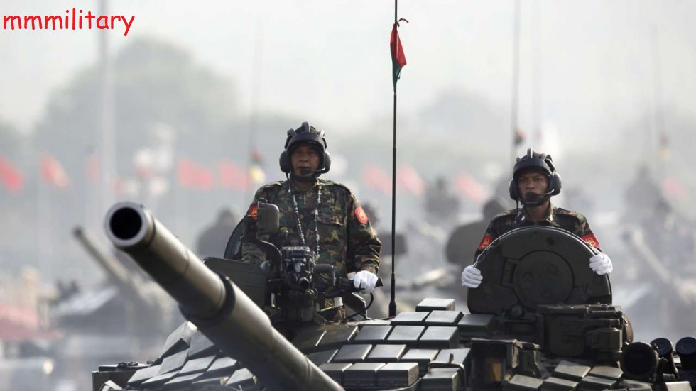 Cận cảnh vị trí xa trưởng và xạ thủ trên xe tăng T-72S của Myanmar, có thể dễ dàng nhận thấy, giáp phản ứng nổ ERA được bọc đầy đủ cả trên nóc xe. Nguồn ảnh: MMilitary.