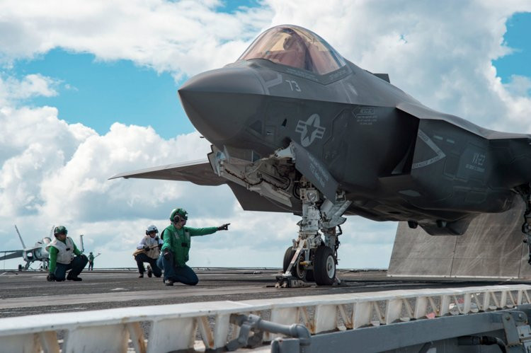 Các phi công của Không quân Hải quân Mỹ cho biết, chiếc mũ bay không hiển thị đầy đủ tham số và quan trọng nhất là nó không cho biết chính xác vị trí của tàu sân bay trong những pha hạ cánh vào buổi đêm. Đây là điều cực kỳ nguy hiểm nhất là vào những đêm không trăng, phi công sẽ không có cách nào nhìn thấy tàu sân bay nếu không có thiết bị hỗ trợ. Nguồn ảnh: Aviation.