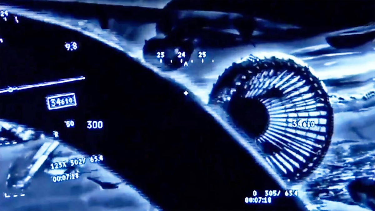Loại mũ bay này cũng tự động điều chỉnh độ khuếch đại ánh sáng để cung cấp được góc nhìn rộng nhất, tầm nhìn rõ nhất cho các phi công điều khiển F-35. Ảnh: Hình ảnh phi công nhìn từ mũ bay khi thực hiện tiếp liệu trên không vào ban đêm, có thể thấy đầy đủ thông số bay trên màn hình. Nguồn ảnh: Helmet.
