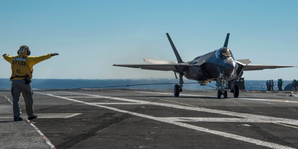 F-35C khong the ha canh tren tau san bay vi mu bay qua hien dai