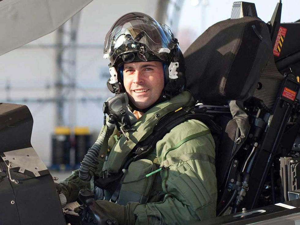 Chiếc mũ bay trị giá 400.000 USD của phi công F-35 được coi là loại mũ bay hiện đại nhất tính tới thời điểm hiện tại. Loại mũ bay này sử dụng công nghệ phát hình ảnh lên thẳng kính mũ của phi công, cho phép họ theo dõi gần như mọi tham số bay mà không cần phải nhìn vào bảng điều khiển. Nguồn ảnh: Helmet.