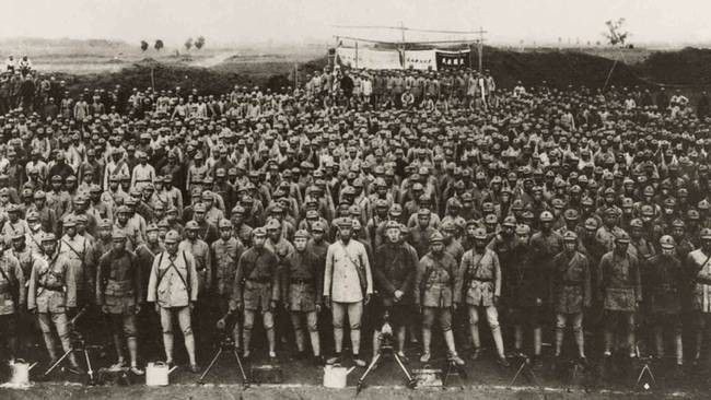 Đặc biệt, có hai người Việt Nam cũng tham gia cuộc Trường Chinh này trong đó có lưỡng quốc tướng quân Nguyễn Sơn - người Việt duy nhất hoàn thành cuộc trường chinh và người thứ hai là Lý Ban. Tuy nhiên Lý Ban giữa đường bị bệnh, phải dừng cuộc hành trình để chữa trị, sau khi khỏi bệnh, ông mất liên lạc với Hồng quân nên phải đi bộ hàng nghìn kilomets ngược về Quảng Đông. Nguồn ảnh: Baidu.