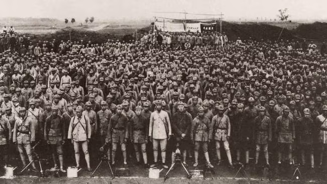 Đặc biệt, có hai người Việt Nam cũng tham gia cuộc Trường Chinh này trong đó có lưỡng quốc tướng quân Nguyễn Sơn - người Việt duy nhất hoàn thành cuộc trường chinh và người thứ hai là Lý Ban. Tuy nhiên Lý Ban giữa đường bị bệnh, phải dừng cuộc hành trình để chữa trị, sau khi khỏi bệnh, ông mất liên lạc với Hồng quân nên phải đi bộ hàng nghìn kilomets ngược về Quảng Đông. Nguồn ảnh: Baidu.