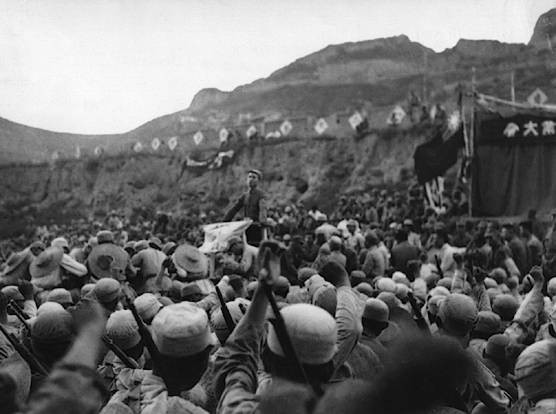 Trong giai đoạn những năm 30 của thế kỷ trước, Quốc Dân Đảng do Tưởng Giới Thạch lãnh đạo đã có những đợt truy quét Hồng quân Trung Quốc do Lãnh tụ Mao Trạch Đông lãnh đạo hết sức quyết liệt. Trải qua bốn đợt truy quét, Lãnh tụ Mao Trạch Đông và các đồng chí của mình quyết định thực hiện cuộc Vạn lý Trường Chinh để rút lui, bảo toàn lực lượng. Nguồn ảnh: Baidu.