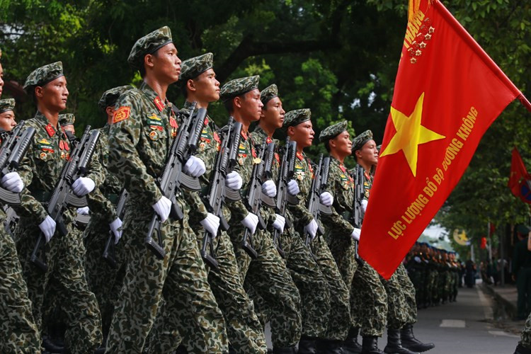 Lực lượng Đổ bộ đường không của Quân đội Nhân dân Việt Nam lần đầu tiên xuất hiện trong các cuộc diễu binh, duyệt binh. Nguồn ảnh: Baomoi.